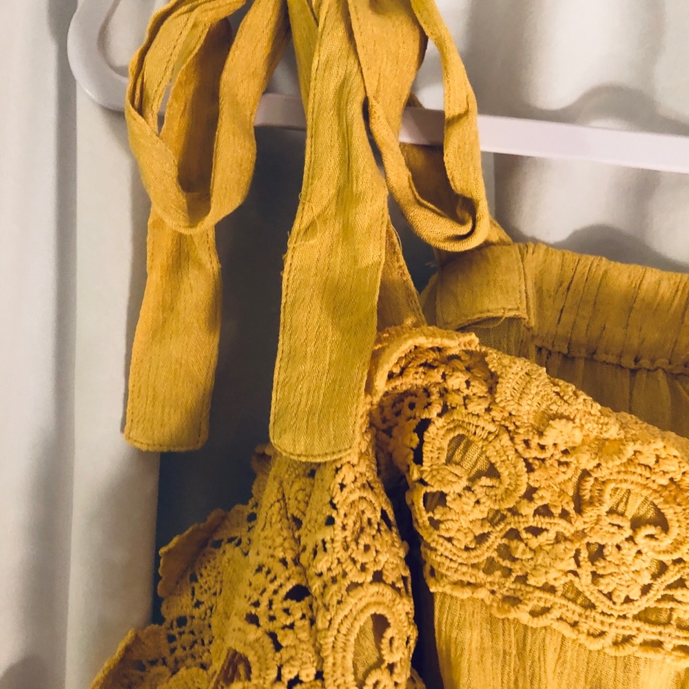 NWOT Yellow summer exposed shoulder top. - Picture 3 of 4